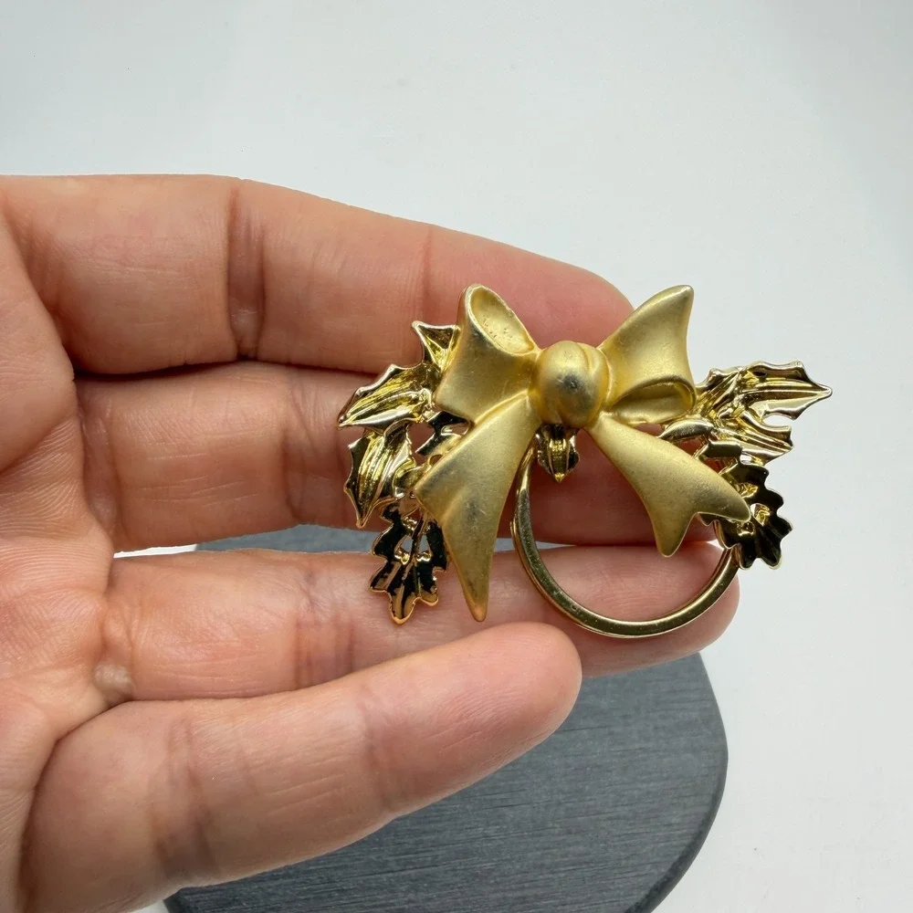 Brooch Vintage Gold Tone Bow Napkin Ring Holly Leaf Christmas Holiday Statement